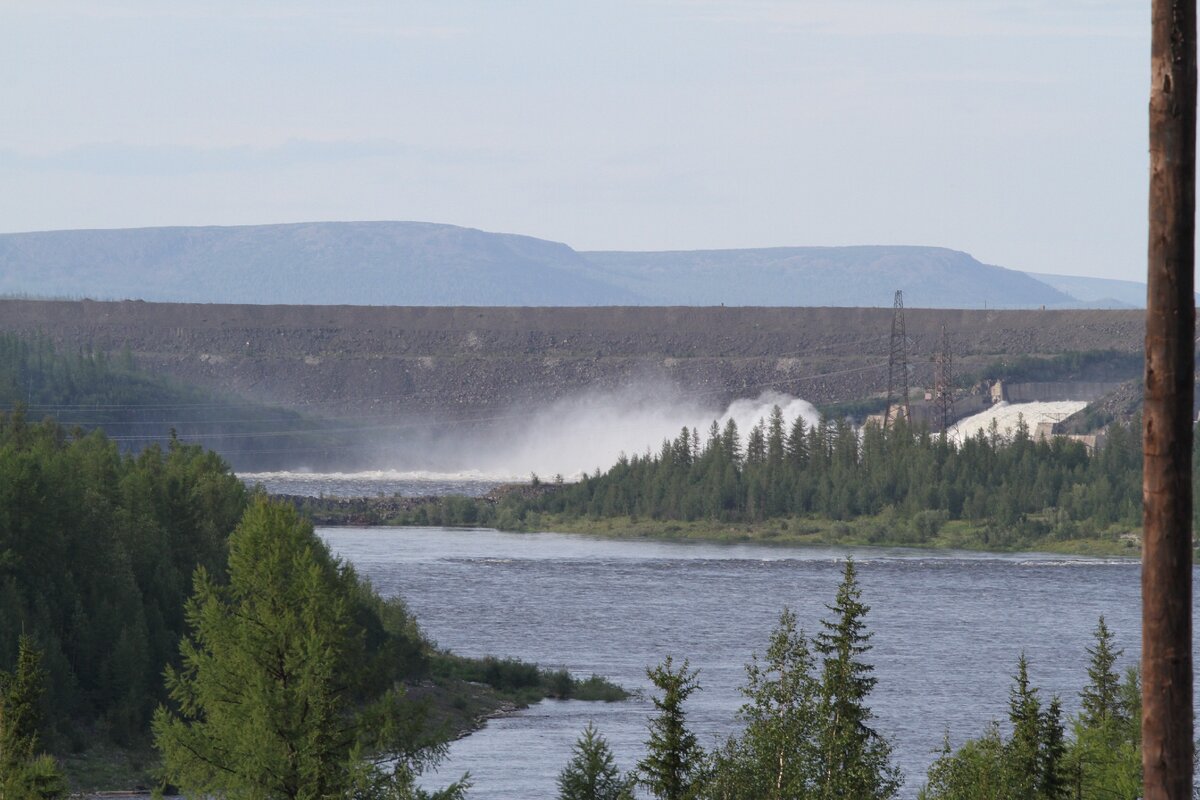 Водосброс на Курейской ГЭС (фото автора, 07.08.2019 года)