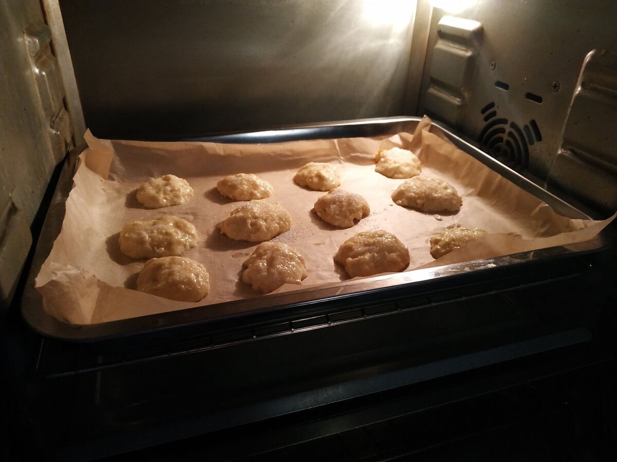 Температура выпекания печенья в духовке. Печенье в духовке. Печенье на противне. Домашнее печенье в духовке. Тесто для печенья в духовке.