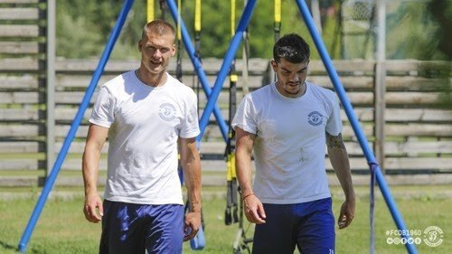 ФК Ференцварош Александр Зубков и Даниил Игнатенко

Тройку самых дорогостоящих украинцев в Венгрии представляют прекрасно известные широкой футбольной общественности нашей страны Александр Зубков («Ференцварош»; 1,2 миллиона евро; воспитанник «Шахтера», который в Венгрии выступает на правах аренды), Игорь Харатин («Ференцварош»; 1,5 миллиона евро; воспитанник «Динамо», немного поигравший в Украине за «бело-синих» и «Металлист», но сделавший себе имя в «Заре») и Иван Петряк («Фехервар»; 1,6 миллиона евро; воспитанник «Зари», поигравший за эту команду, а также «Шахтер»).

8. БЕЛАРУСЬ – 30 украинцев

Много украинских футболистов в настоящий момент находятся на хорошем счету в командах из Беларуси. В частности, в стане лидера чемпионата-2019 «Динамо» из Бреста играют сразу три наших соотечественника, два из которых входят в тройку наиболее дорогостоящих украинских легионеров этой страны. Общая стоимость наших игроков, выступающих в Беларуси, оценивается порталом Transfermarkt в 7,3 миллиона евро.

