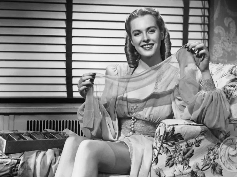 Одна пара чулок стоила 1,15 $. С учетом инфляции на сегодняшний день это составляет 20 $ (1 280 руб., по курсу ЦБ на 18.11.2019). Дорого. Очень дорого. Изначально они были толще и прочнее, чем привычная нам "паутинка",  но слишком прочные чулки оказались невыгодны производителям, да и дамам пришлись по вкусу более невесомые варианты (листайте галерею)