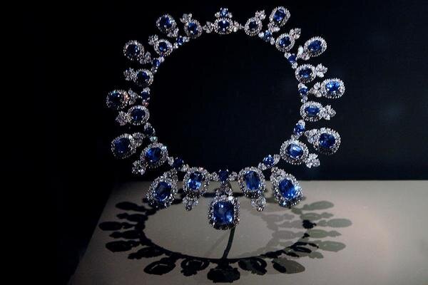 http://samlib.ru/img/t/tumbochkina_a_f/shancu6/hall-sapphire-and-diamond-necklace-leeann-mclane-goetz.jpg