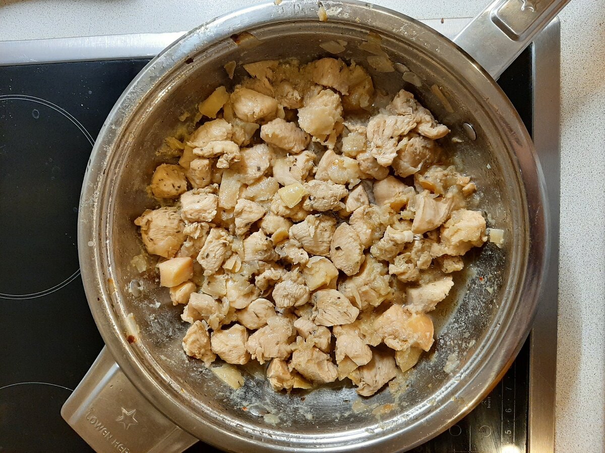 Все рецепты куриного филе испробованы и хочется чего-нибудь нового? Попробуйте приготовить куриное филе с яблоками, мясо получается очень сочным и нежным!