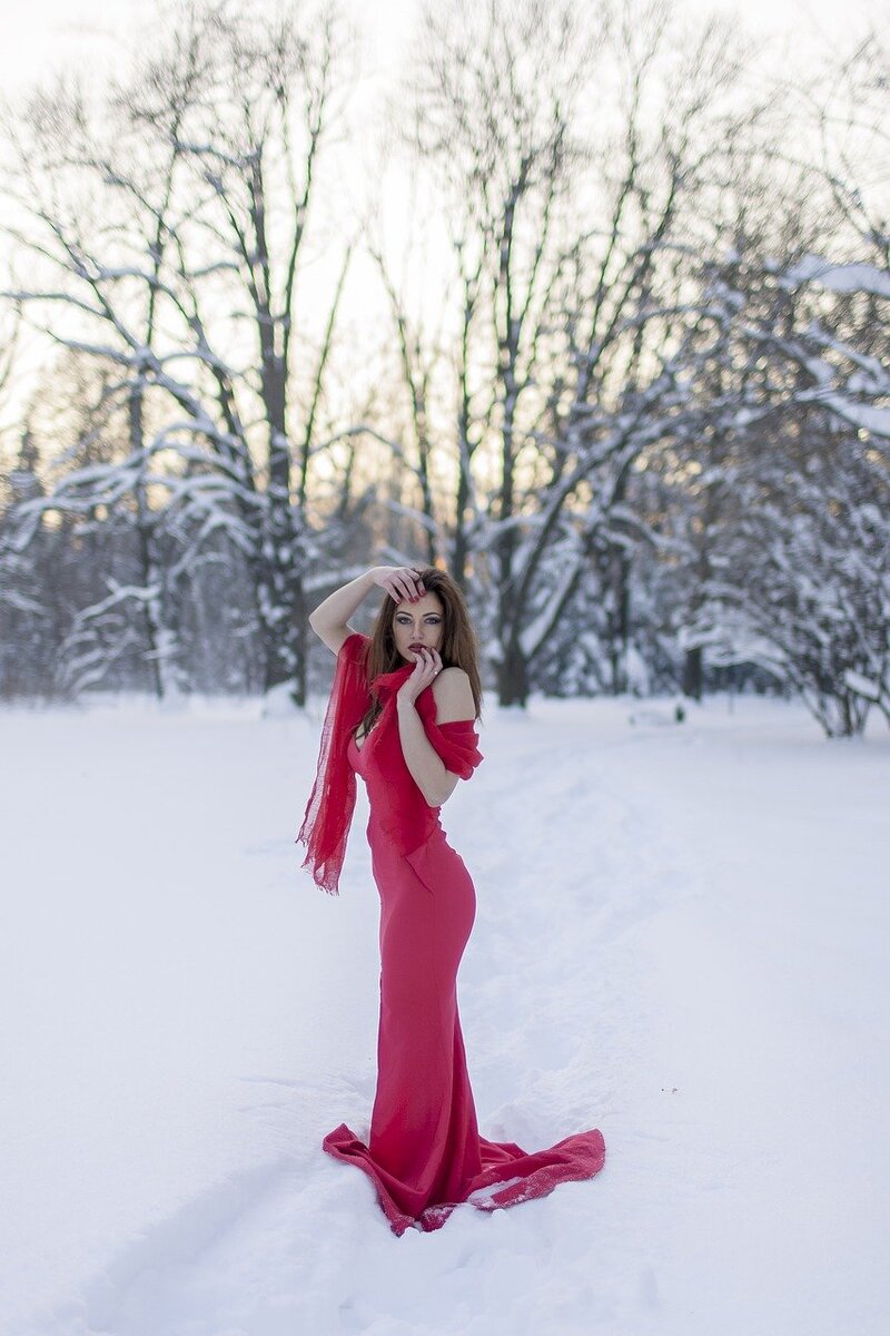 https://www.pixabay.com/photos/beauty-winter-sensuality-snow-2162405/