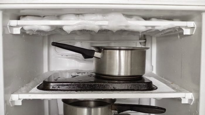 Как быстро и безопасно разморозить холодильник: отвечаем на 5 главных вопросов