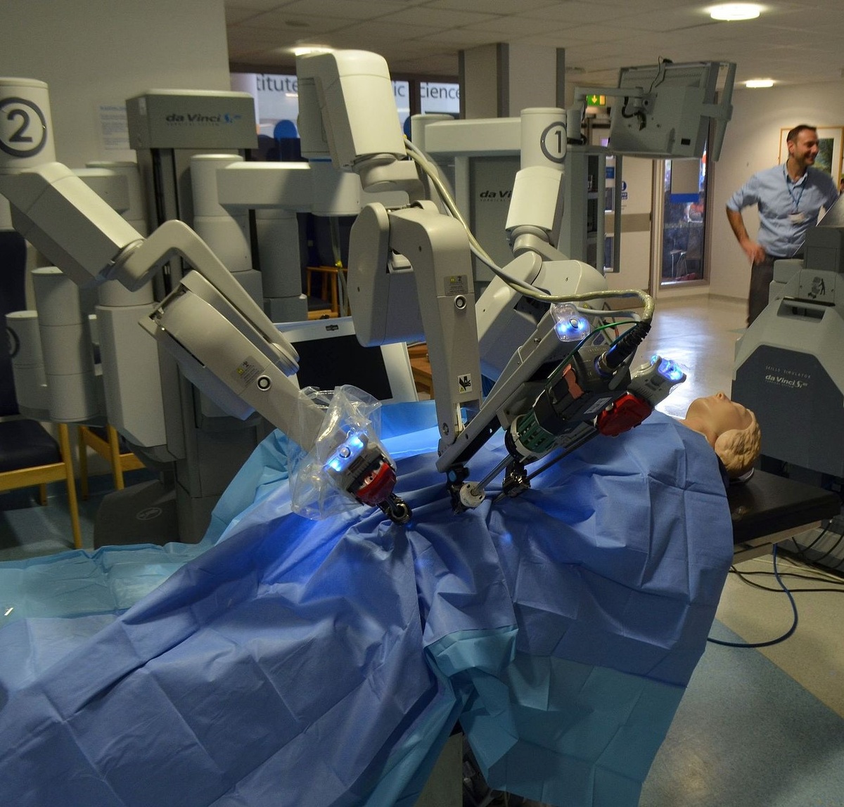 https://en.wikipedia.org/wiki/Da_Vinci_Surgical_System#/media/File:Cmglee_Cambridge_Science_Festival_2015_da_Vinci.jpg