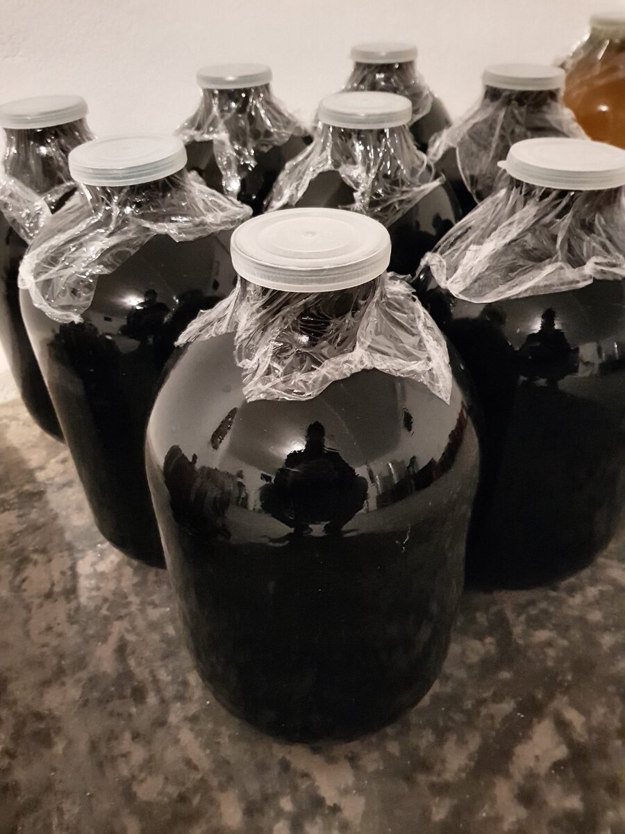 Я до сих пор использую стекло при дефиците тары. Так отдыхает мой портвейн перед заливкой в дубовую бочку.