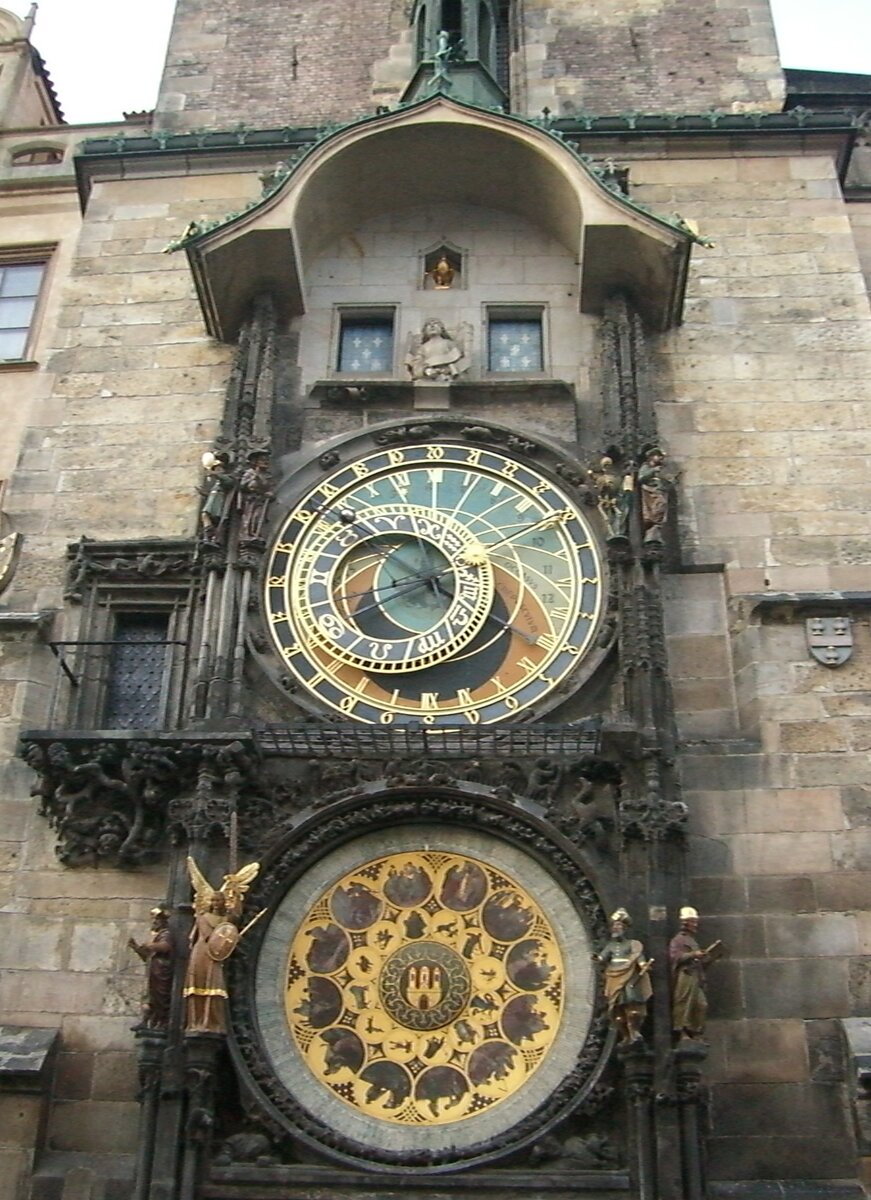 Famous clock. Староместская водонапорная башня в Праге. Механические башенные часы. Механические часы средневековья. Башенные часы средневековья.