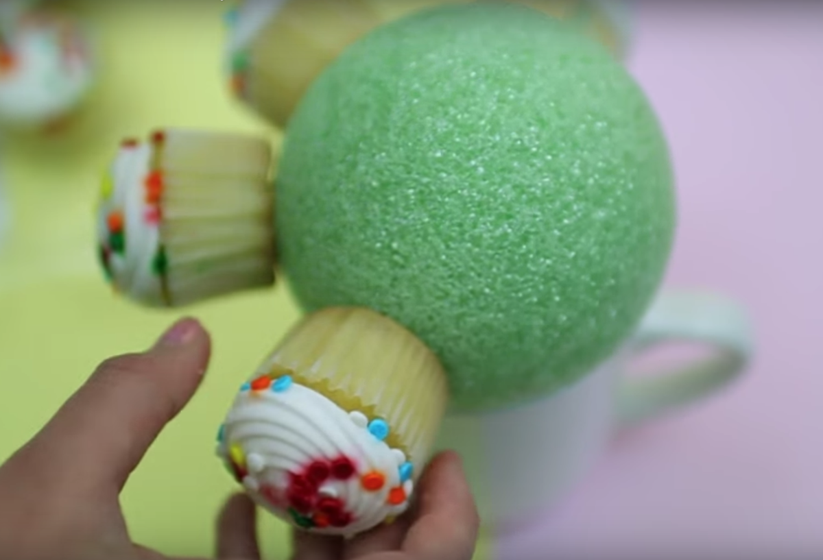 Кружка с кексиками - простой подарок маме на Новый год своими руками.