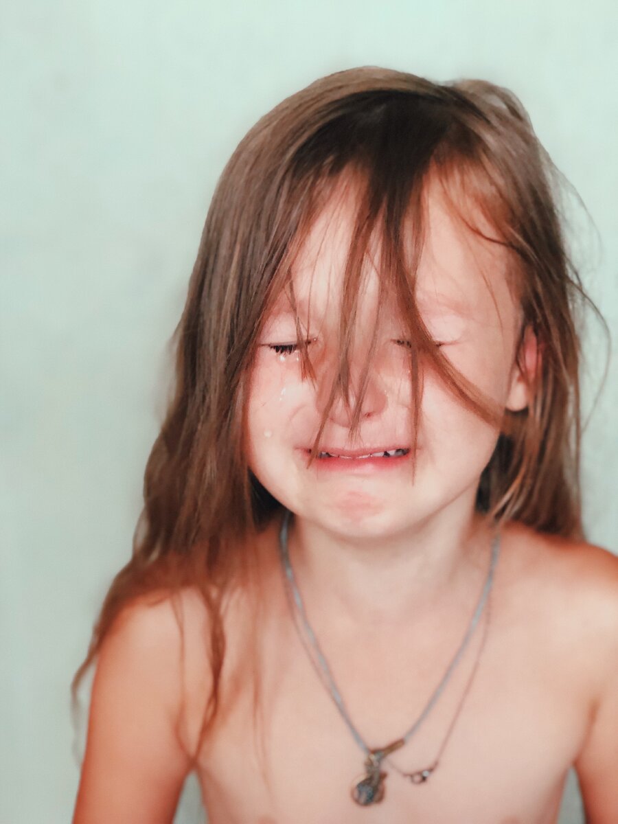 На фото дочь. Подстригла себе челку сама и от этого так расстроилась