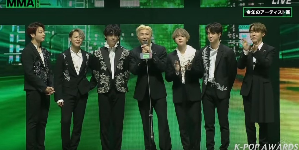 Видно, как парни взволнованы получением этой награды