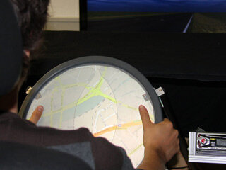 Устали отвлекаться от дороги? Необычный руль разработан и создан усилиями университетов Штутгарта (Universität Stuttgart) и Дуйсбурга-Эссена (Universität Duisburg-Essen), а также Немецкого исследовательского центра искусственного интеллекта (DFKI)