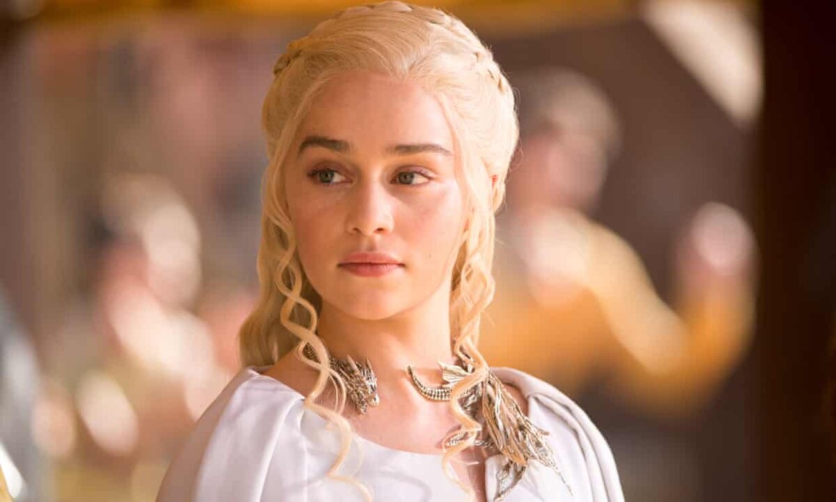 Эмилия Кларк в роли Дейенерис Таргариен. «Обнаженные сцены нагружены давлением». Фотография: HBO / 2015 Home Box Office, Inc. Все права защищены. HBO® и все связанные программы являются собственностью Home Box Office, Inc.