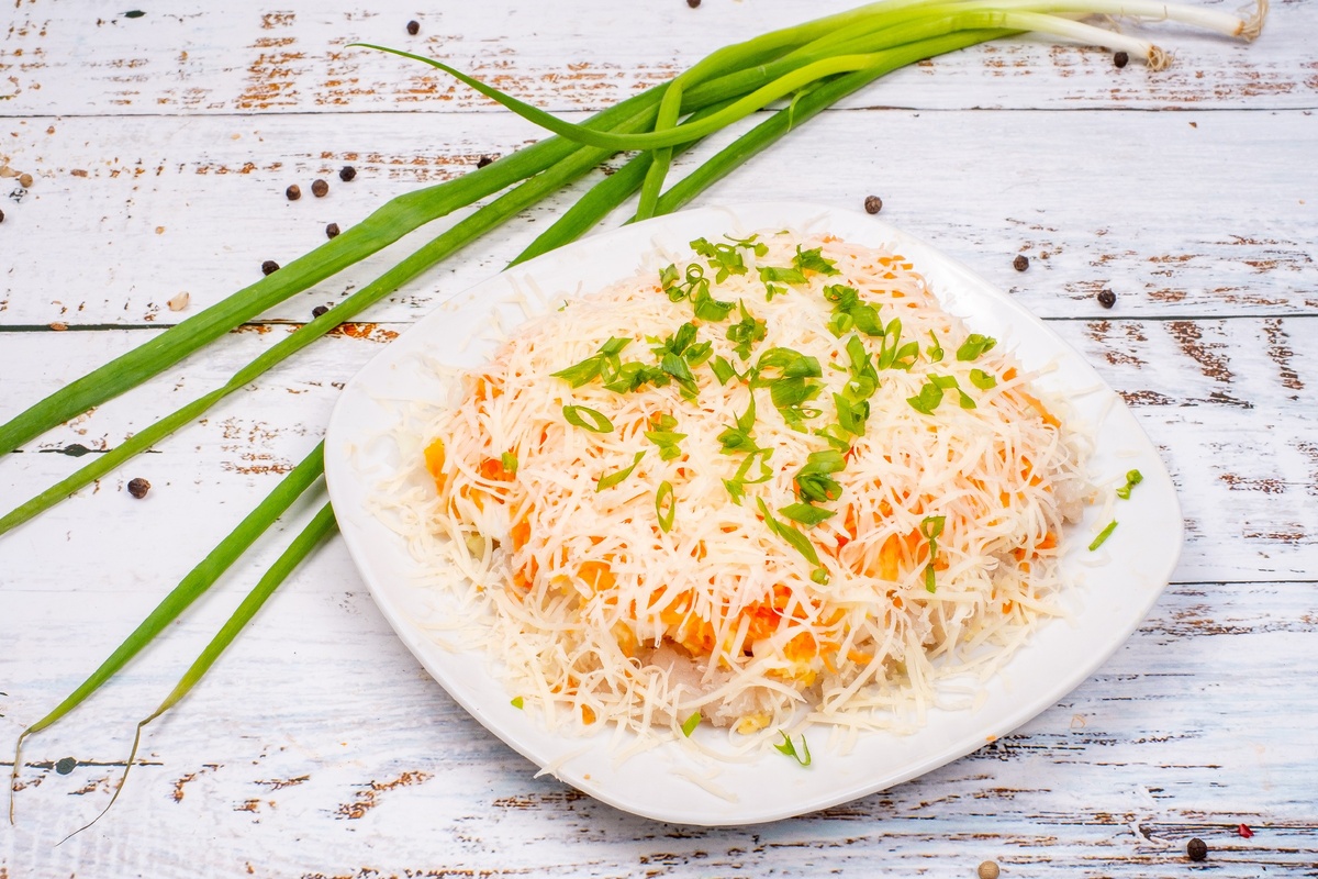 «Мимоза» — один из гвоздей праздничного стола. Аппетитная сочная рыбка, яйца, свежий зеленый лук - этот слоеный салат нельзя назвать диетическим, но представить без него новогодний стол очень сложно.