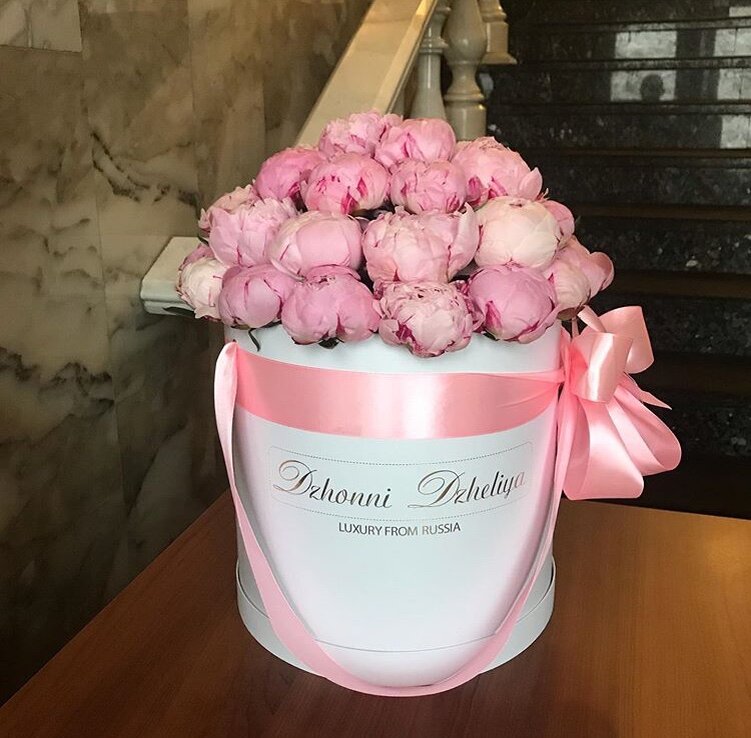 Пионы в коробке от Dzhonni Dzheliya Flowers.