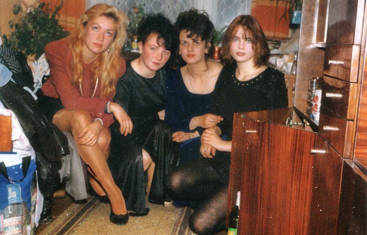 уже в юности Ирина (крайняя справа) выгодно выделялась среди школьных подруг яркой внешностью