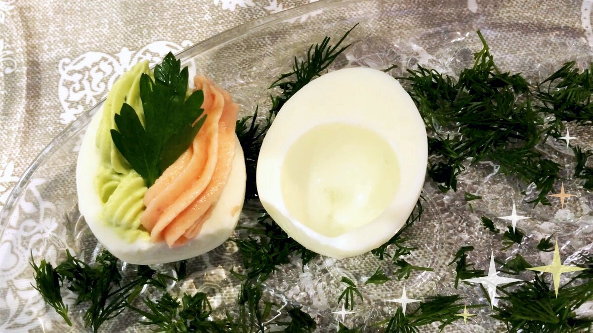 Шикарная закуска на Новый год 2020 непременно понравится вашим гостям. Это фаршированные яйца необычным способом украсят ваш новогодний стол 2020.