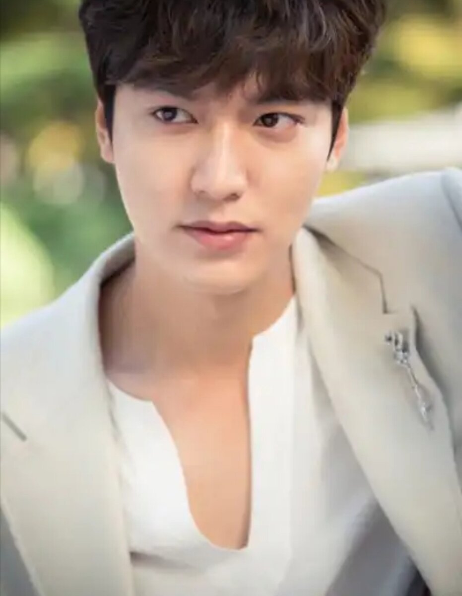 Южнокорейский актёр, певец и модель. Стал известным благодаря ролям в таких драмах, как Мальчики краше цветов, Городской охотник и Наследники. Ли Мин Хо получил главную роль в фильме Каннамский блюз, это его первая ведущая роль в полнометражном фильме. Также выпустил музыкальные альбомы «My Everything», «Song For You» и синглы «Thank You» и «The Day».Родился: 22 июня 1987 г. (32 года), Сеул, Республика КореяРост: 187 см