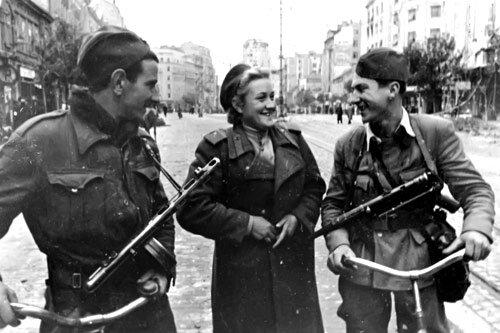 В освобожденном от фашистов Белграде, октябрь 1944 года. О чем могли говорить девушка-сержант Красной армии (в центре) и бойцы Народно-освободительной армии Югославии? Фото из открытых источников.