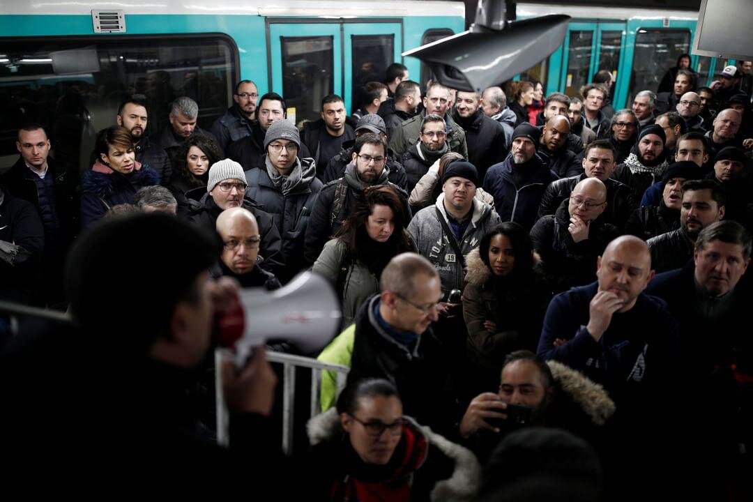 Во Франции повышают пенсионный возраст на два года: метро в Париже бастует вторую неделю