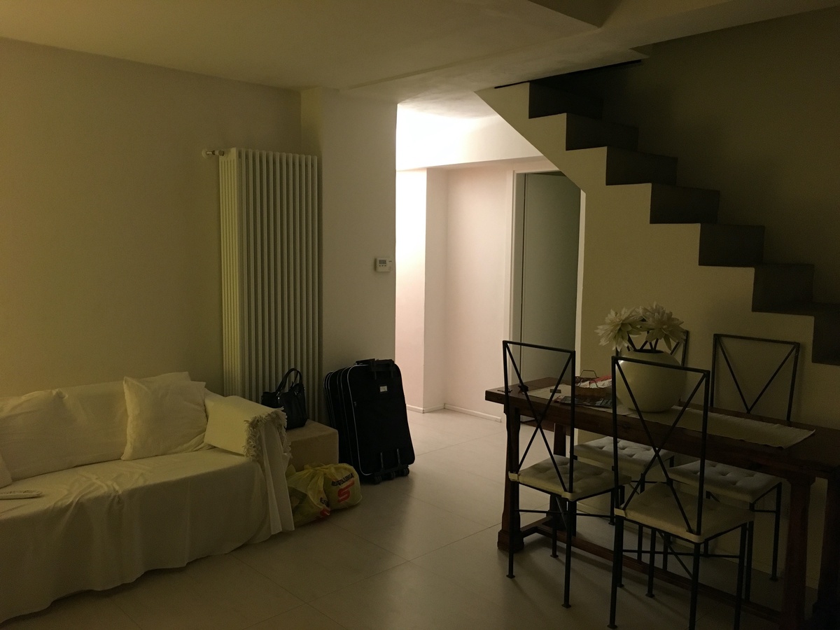 Личное фото автора. Пример реконструкции старой квартиры в доме 19 века ( новая плитка, стены, батареи, ремонт бесхозного чердака (теперь лестница на "мансарду"). Италия, Флоренция, 2017.