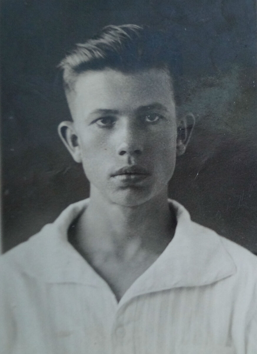 Петр Тарасов в старших классах. Фотография из семейного архива Кузьминых-Егорченковых