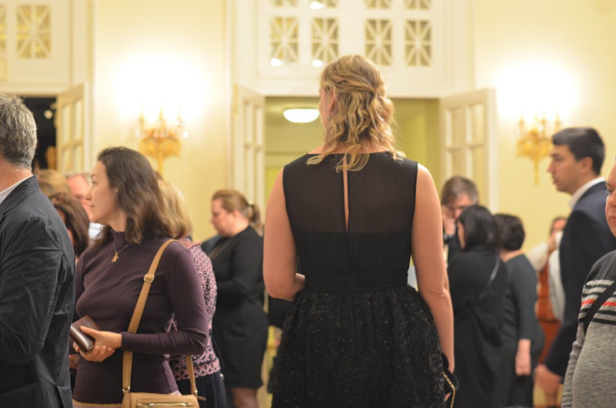 школьники в театре. восхищение ребенком. театральный. эмоции зрителей. филармония для детей.