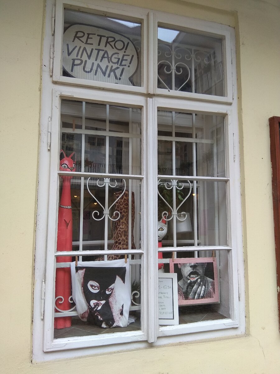 Одно из окон магазина