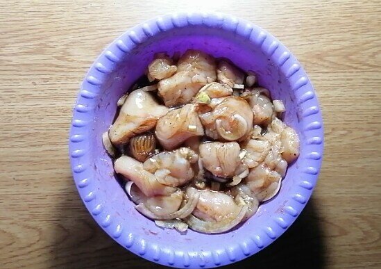 Маринованное мясо готово к запеканию. Личное фото. 