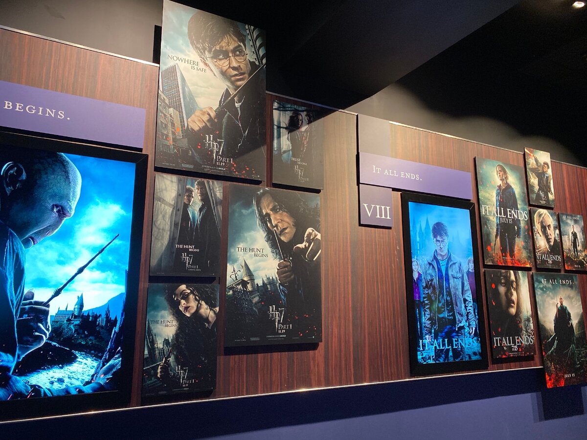 Анимированные табло с афишами всех фильмов