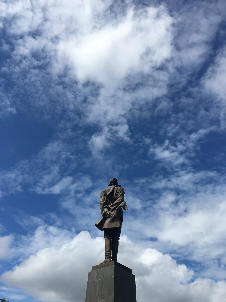 Памятник Максиму Горькому на одноименной площади.