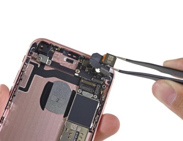 Отстёгнутый шлейф камеры.