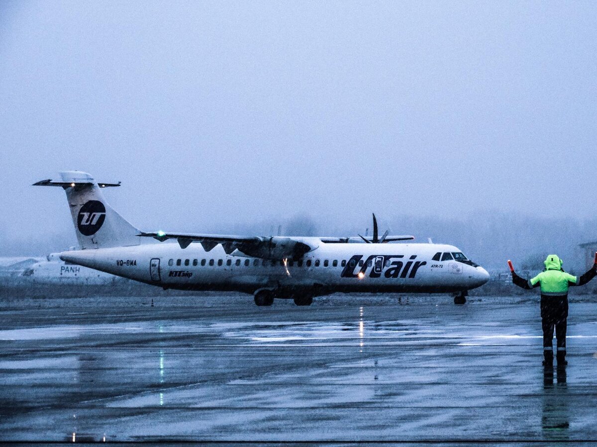 Борт а\к UTair ATR-72 на рулении