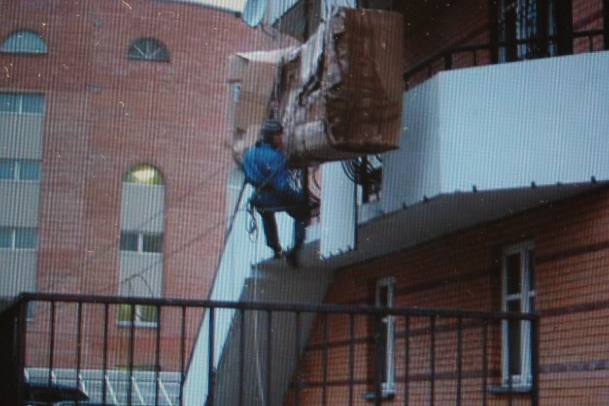 Помню, диван доставлял на третий этаж через окно (в дверь не лез), так весь дом участвовал в процессе: одни передавали, другие швабрами от балконов отпихивали…