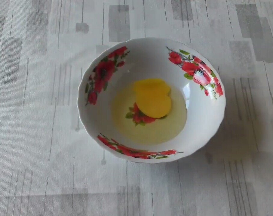 Разбиваем 1 яйцо