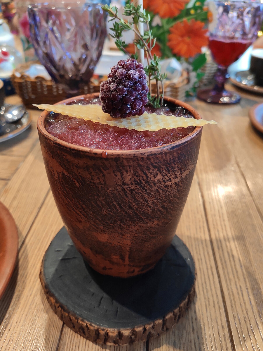 Ежевичный хайбол, 390 рублей.