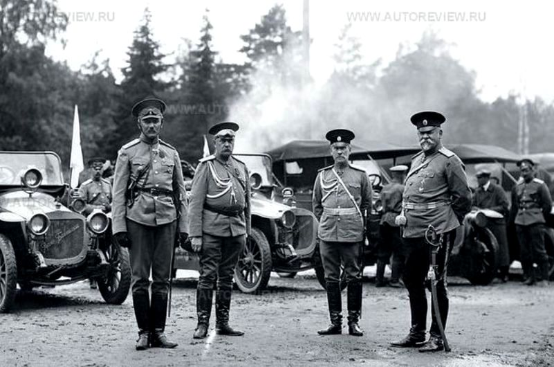 Перед стартом военного автопробега 1913 г., в котором участвовали четыре Руссо-Балта С24-30 VII серии. Слева начальник учебной автомобильной роты полковник П.И. Секретев. Фото: https://viupetra2.3dn.ru/publ/sekretjov_p_i/13-1-0-996