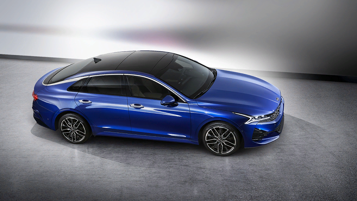 И сразу же о другой модели Kia, возможно, в рамках своего сегмента даже более важной. Судя по внешности, Optima настолько почувствовала вкус крови Toyota Camry, что в новом поколении собирается пожирать конкурентов пачками и заживо. Да и техника амбициозна как никогда: переделанная платформа, как у Сонаты, передовая электроника, а в планах даже полноприводная версия почти на 300 лошадиных сил! Правда, доберётся ли такая дерзость до России, пока непонятно: вот когда узнаем наши технические спецификации, тогда и выясним, таксистская грядёт Оптима или драйверская. Кстати, корейским извозчикам новые машины официально не положены.