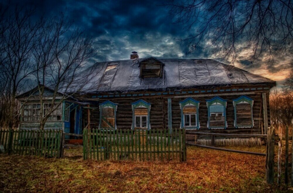 Очень старые деревни. Полуразрушенный дом в России в деревне. Заброшенный деревенский дом в России. Заброшенная деревня Азарово.