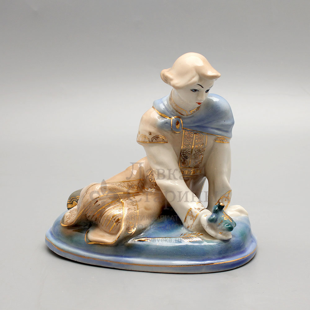 Статуэтка «Иванушка и Царевна-лягушка», скульптор Азарова Л. П., Турыгинский фарфоровый завод кооперативной артели «Художественная керамика» (Гжель), 1970-90 гг,