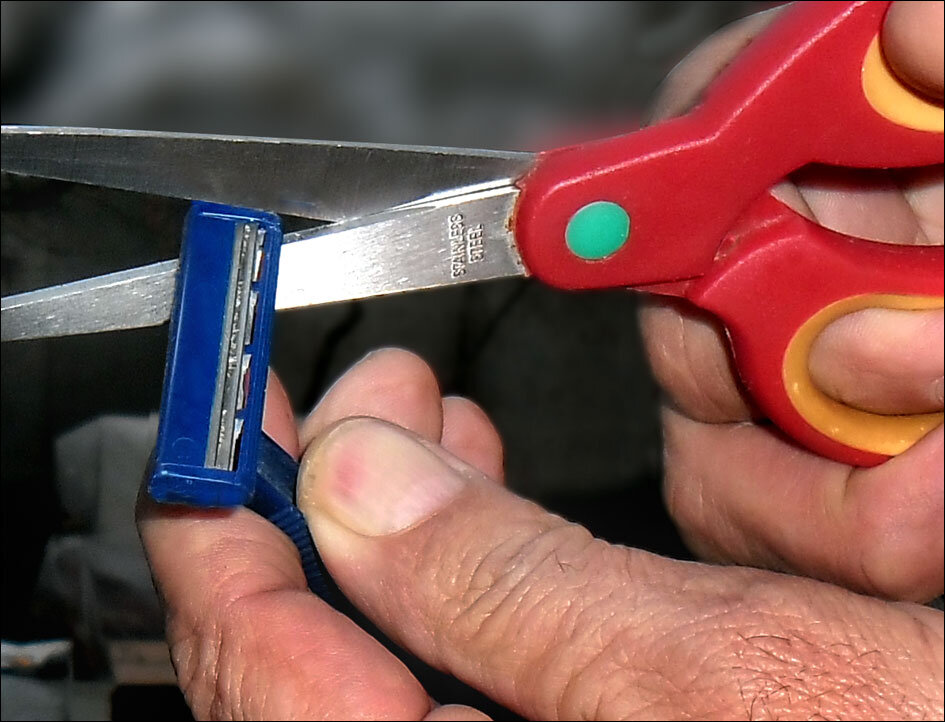 Чтобы добраться ближе, отрезаем один или оба конца станка.  