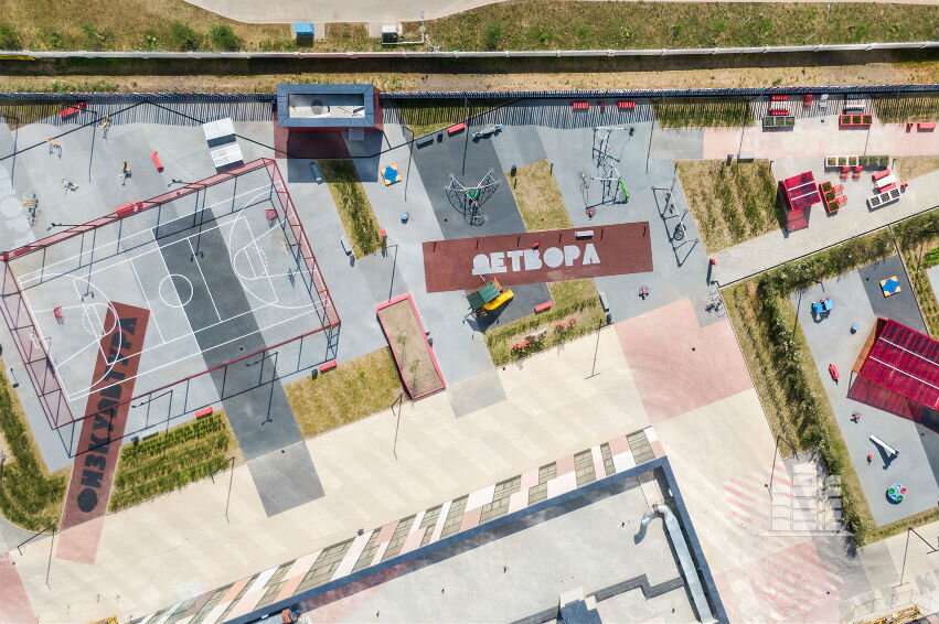 Благоустроенный внутренний двор с игровыми и спортивными площадками.