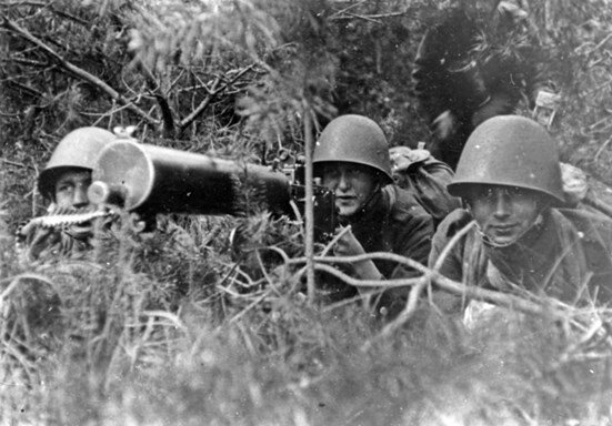 Боевой расчет польского тяжелого пулемета wz. 30