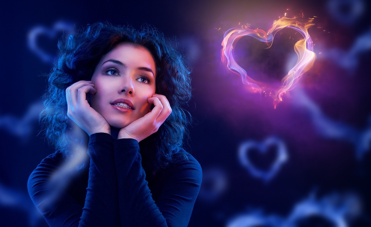 Не следует воспринимать сказанное, как шутку. В действительности влюбленность – совершенно случайный и управляемый подсознанием процесс, который часто приводит к сильной психологической зависимости от человека, с которым в более вменяемом состоянии сознания влюбленный даже и говорить бы не стал. Любовь, в отличие от этого «гормонального взрыва» – процесс сложного многофакторного общения, в котором у людей соединяются цели, идеалы, взгляды на жизнь, физиологические ритмы, объединяются ценности. Любовь, в отличие от влюбленности – длительный, постоянно текущий процесс взаимодействия между людьми, который приводит к обоюдному развитию и поддержке.