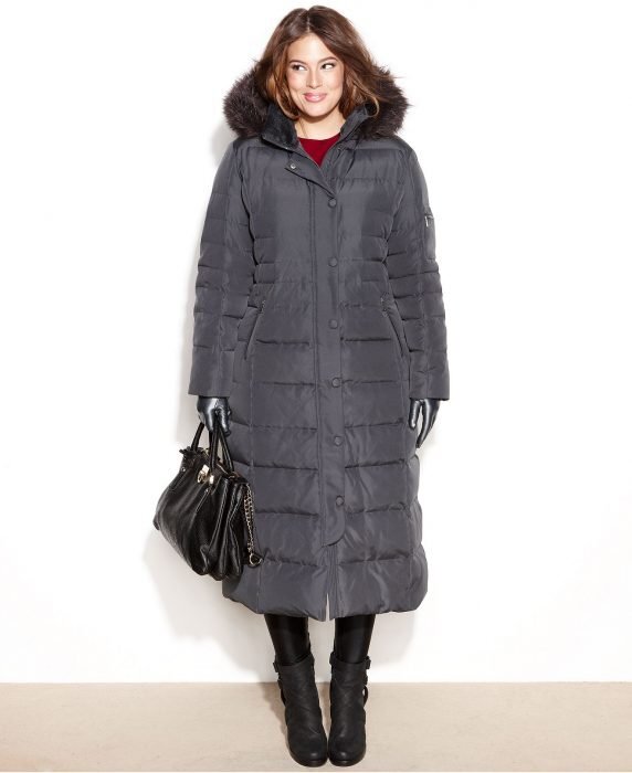 Длинный пуховик приталенного кроя сделал из красивой женщины бабушку