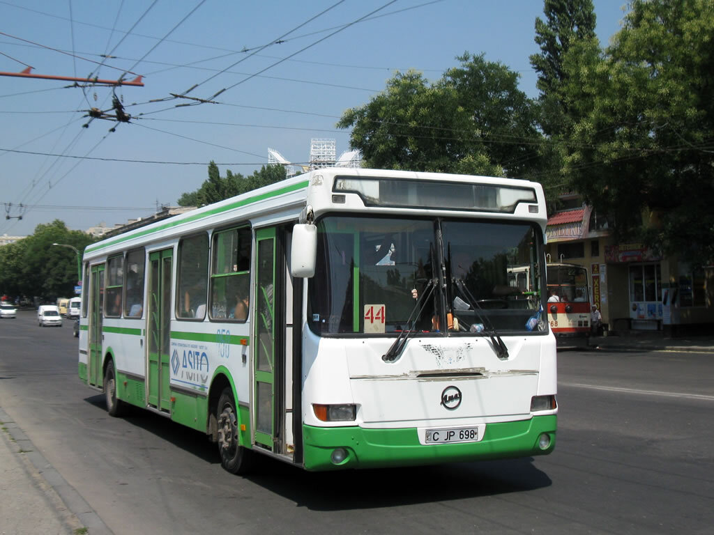 ЛиАЗ 5256.25 в Кишиневе. (Автор фото: Алексей Воробьев)
