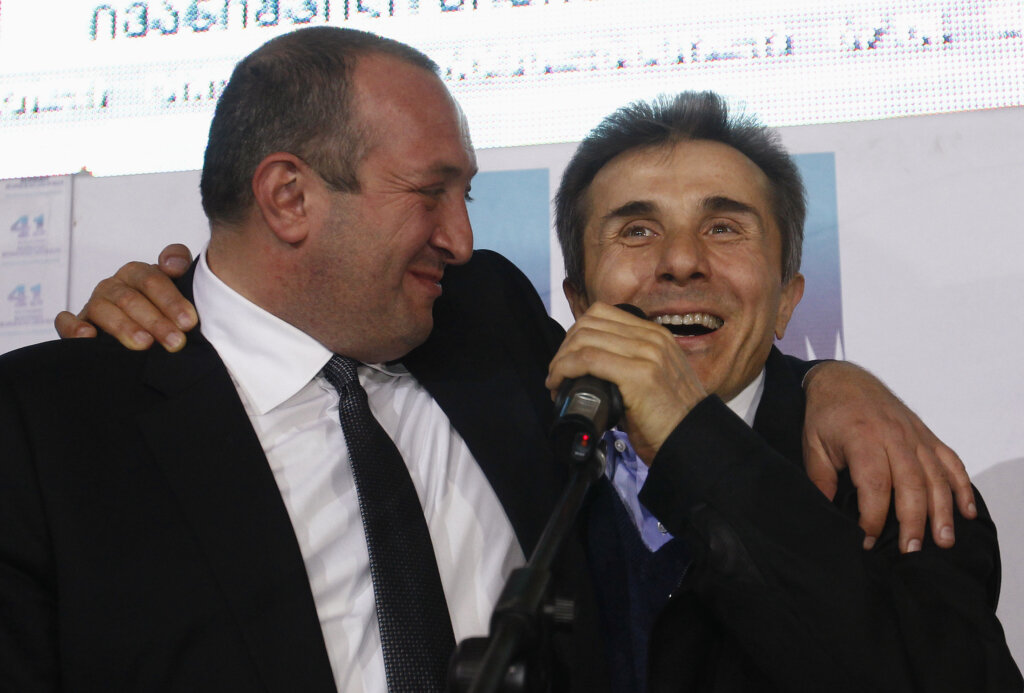 Гиоргий Маргвелашвили празднует победу в президентских выборах в компании с Бидзиной Иванишвили. 27 октября 2013 год. REUTERS/Давид Мдзинаришвили 