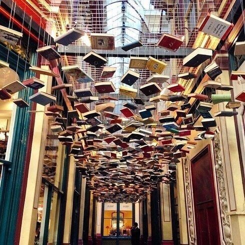 Аллея парящих книг, Лондон