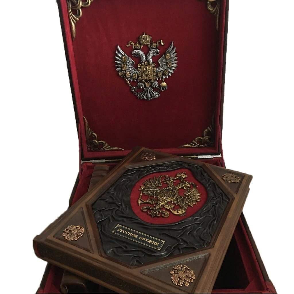 на каждой книге герб Российской Федерации, на коробе-имераторский герб Российской Федерации