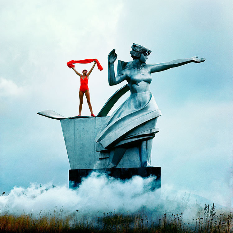 Джерри Холл на статуе "Заря" скульптора Ара Арутюняна,окрестности озера Севан, Армянская ССР, 1975 год