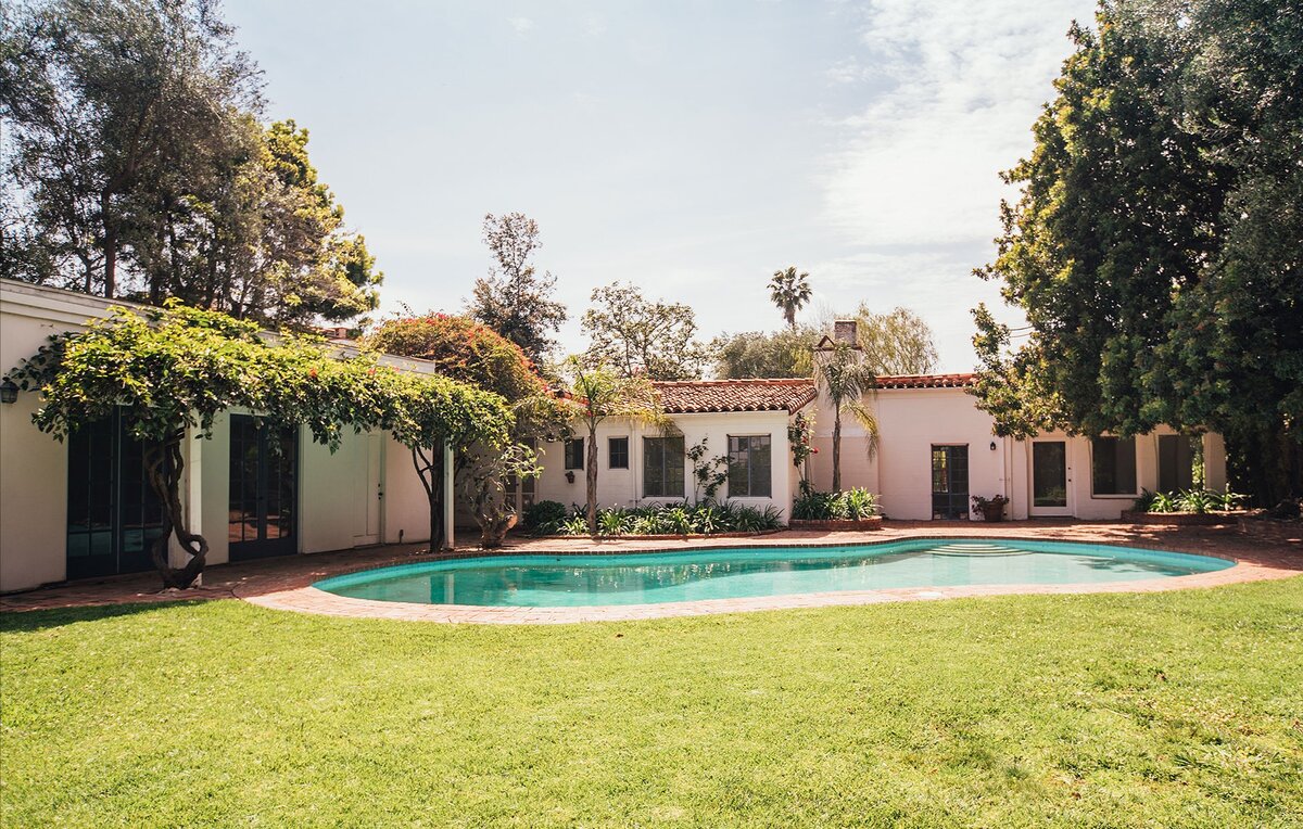 Общий вид на дом со двора